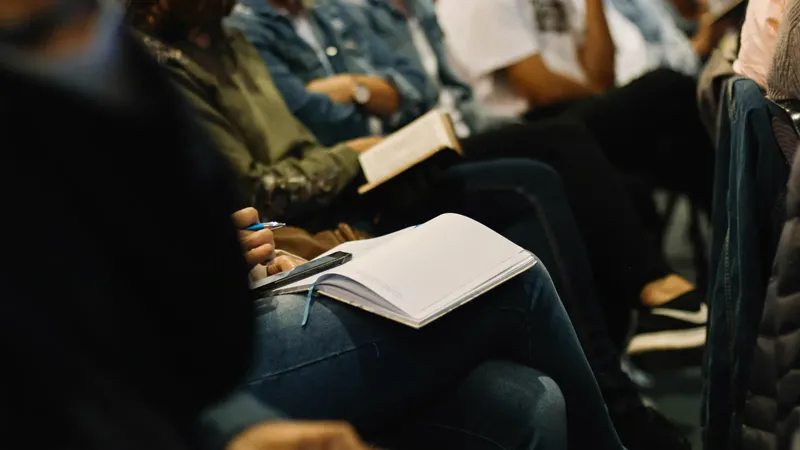 Equipo de liderazgo de una iglesia en una reunión