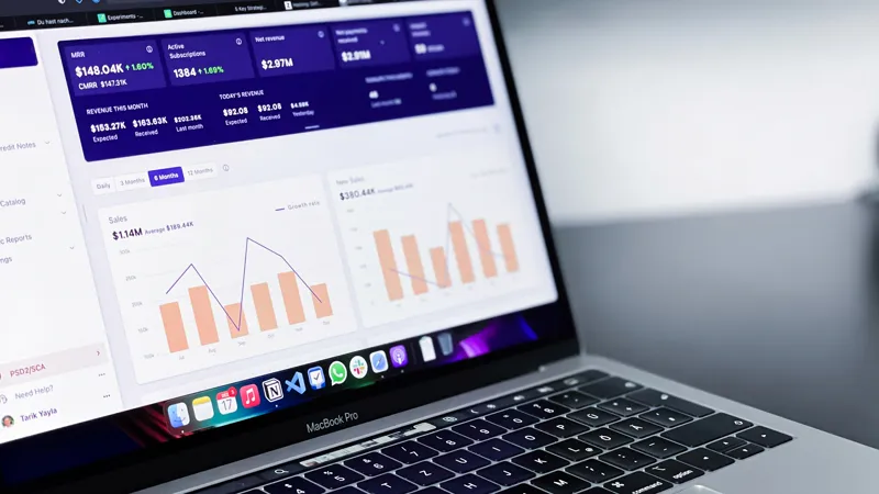 Panel de un sitio web en la pantalla de un portátil